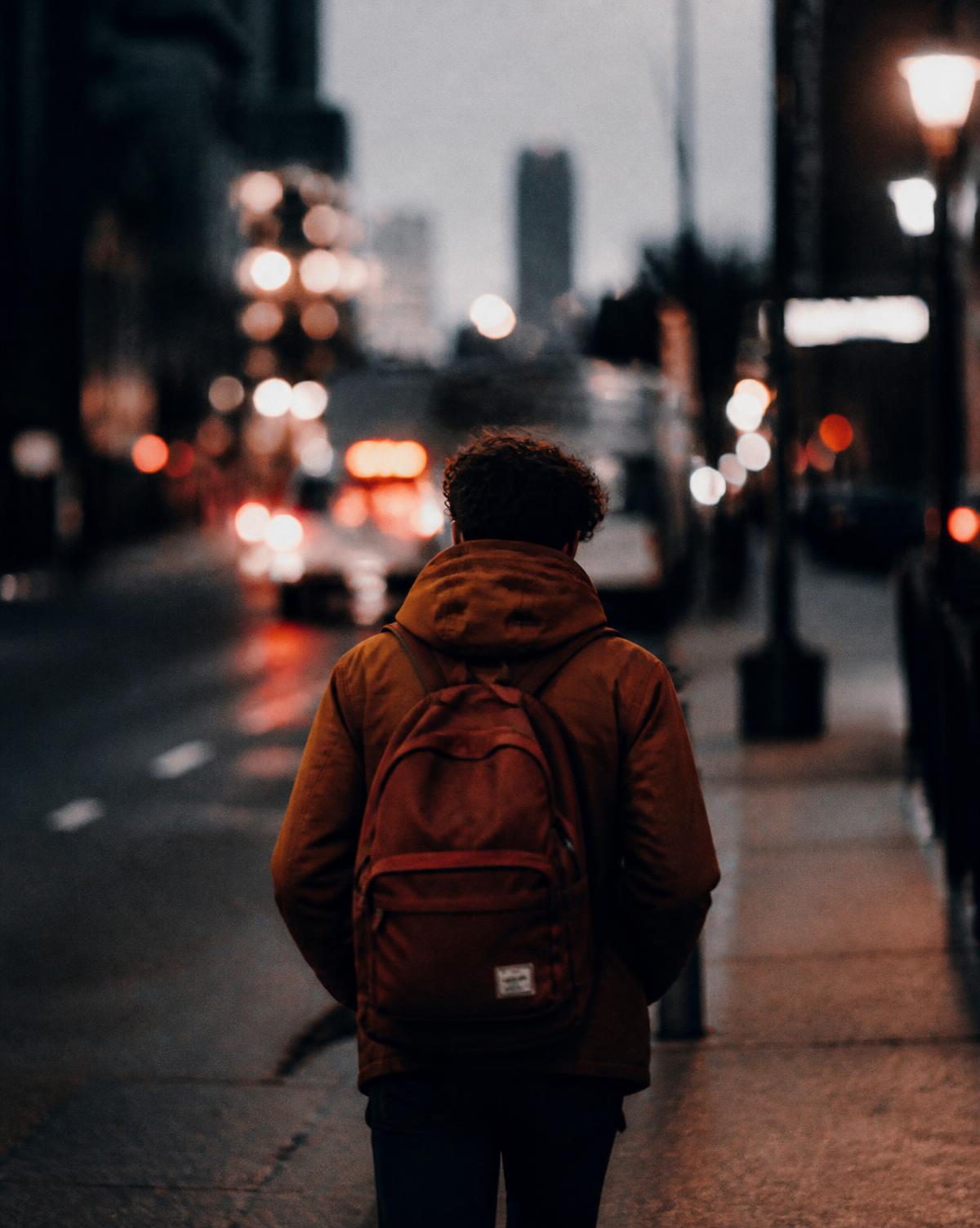 Pessoa caminhando na cidade no fim da tarde